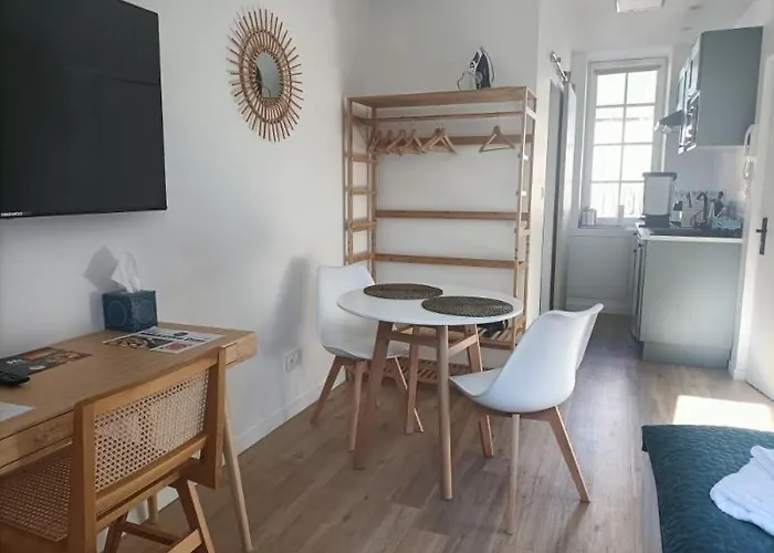 Le 16 Place De L'abbatiale * Évron